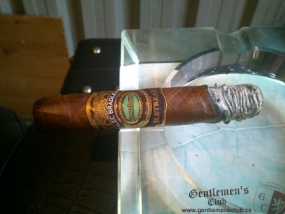 Alec Bradley Retreat Robusto-2