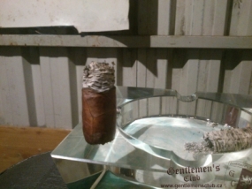 Alec Bradley Retreat Robusto-8